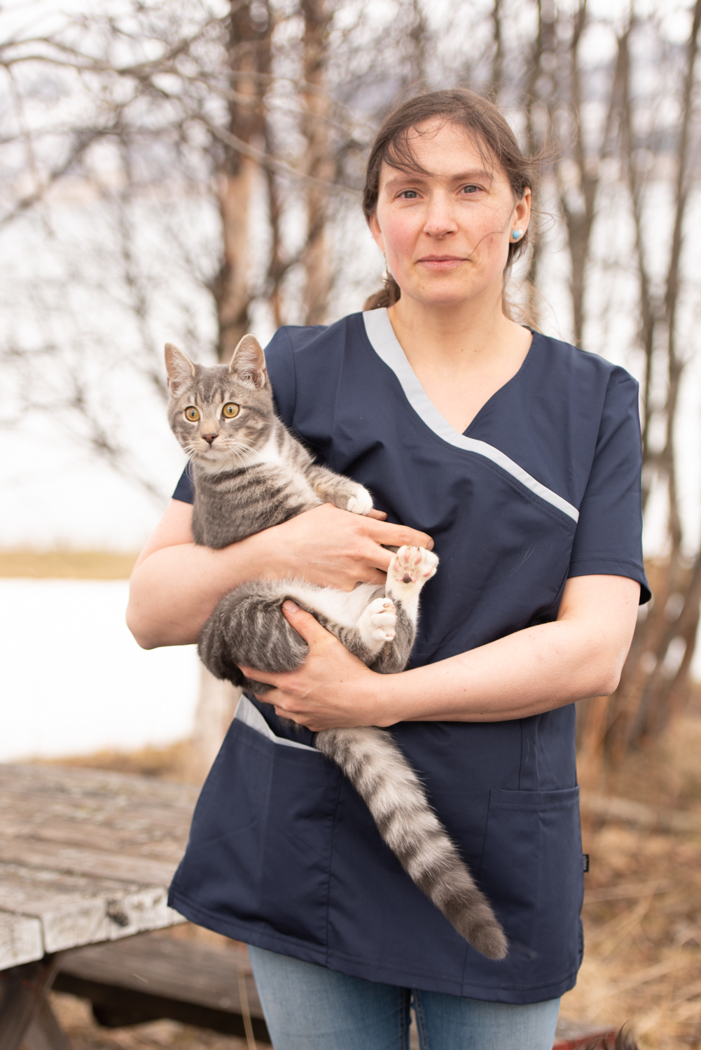 veterinær sarah schott med en katt